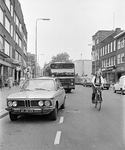 858316 Afbeelding van een fout geparkeerde auto bij de bushalte in de Nachtegaalstraat te Utrecht.